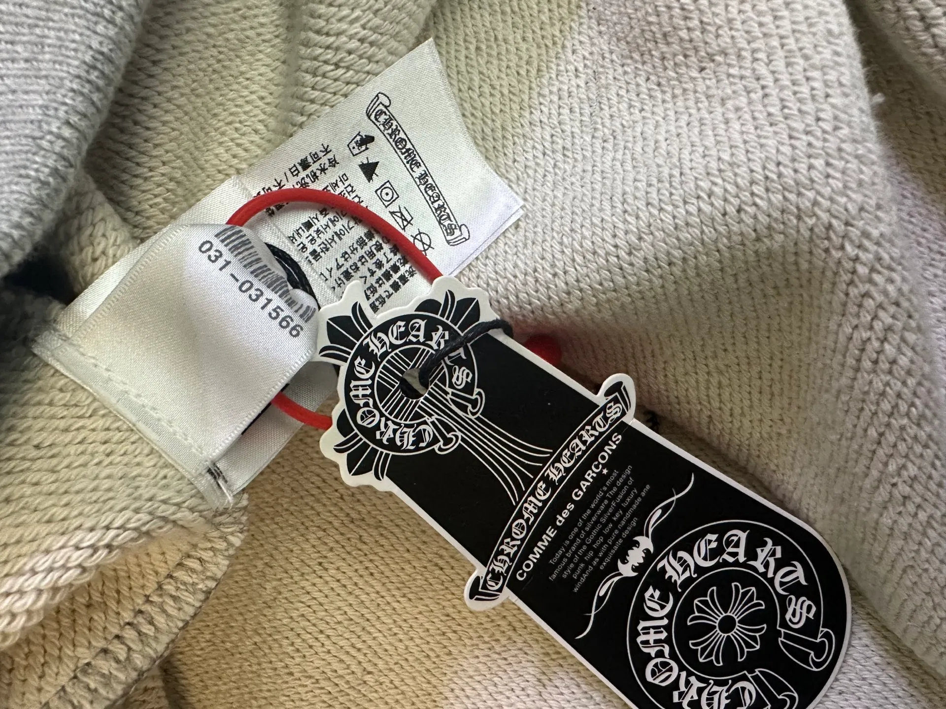 P530 Chrome Hearts ss25 logo embroidered hooded sweatshirt Fabric: Made of heavy fortress intertwined air cotton, full of texture, thick and solid, based on high-end ash tones Decorated with the Chrome Hearts cross patch stitch on the chest Customized hardware Thread Accessories Matching version Same style for men and women -Color: Gray -Size: S M L XL